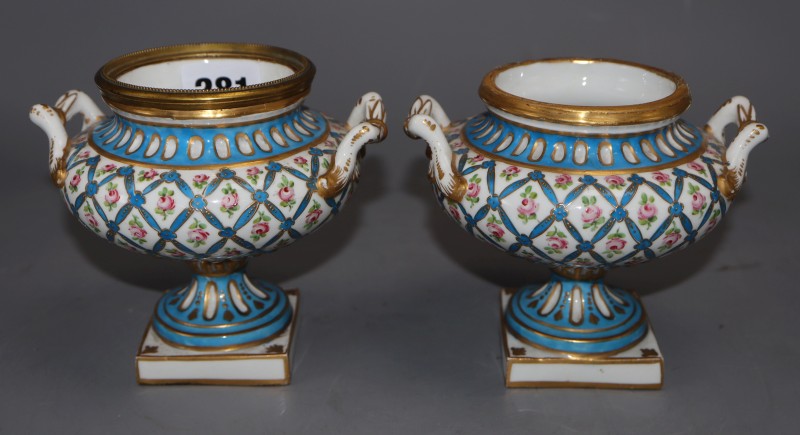 A pair of Continental porcelain urns, one with cover, height 11.5cm excluding cover
